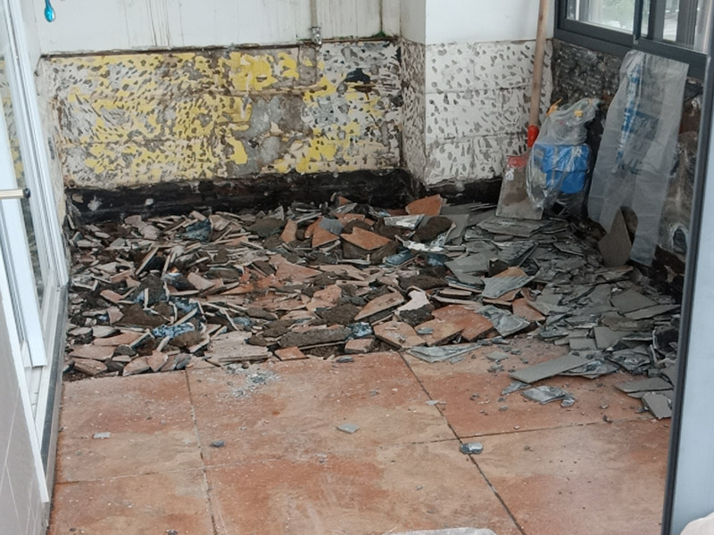 陽(yáng)臺(tái)改廚房裝修:陽(yáng)臺(tái)是家居環(huán)境中與外界相連最為密切的一個(gè)區(qū)域了，如果想要將其改造成廚房，那首先就要做好它的防水措施。要是防水不做好，樓下的鄰居就要來投訴了。 陽(yáng)臺(tái)改廚房的防水措施主要是窗戶和地面的防水，特別是窗戶，所以在安裝窗戶時(shí)一定要選擇質(zhì)量過關(guān)的窗戶材料;還要注意把握好窗戶與窗框的尺寸，在滿足窗戶開關(guān)順暢的情況下，做好窗戶的密封性，這樣才能起到有效的防水作用。 陽(yáng)臺(tái)改廚房裝修更要注意水、電、氣走線改造，雖然將陽(yáng)臺(tái)打造成廚房，不僅高效利用了家居生活空間，也使得室內(nèi)的空間變得更為寬敞了;但是在陽(yáng)臺(tái)廚房的打造中水、電、氣的走線問題是相當(dāng)重要的，要以方便使用為原則。 將陽(yáng)臺(tái)打造成廚房，確實(shí)是一個(gè)不錯(cuò)的創(chuàng)意設(shè)計(jì)，但是并非每一種陽(yáng)臺(tái)都可以設(shè)計(jì)成廚房的，主要是因?yàn)殛?yáng)臺(tái)的受力結(jié)構(gòu)比較特殊，特別是對(duì)于懸空的陽(yáng)臺(tái)來說，它所能承載的重量并不是很大，所以懸空的陽(yáng)臺(tái)是不太適宜于改造成廚房的，只有室內(nèi)陽(yáng)臺(tái)才能進(jìn)行多功能改造。