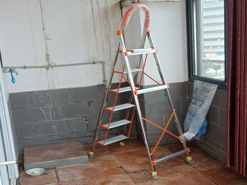 陽(yáng)臺(tái)改廚房裝修:陽(yáng)臺(tái)是家居環(huán)境中與外界相連最為密切的一個(gè)區(qū)域了，如果想要將其改造成廚房，那首先就要做好它的防水措施。要是防水不做好，樓下的鄰居就要來投訴了。 陽(yáng)臺(tái)改廚房的防水措施主要是窗戶和地面的防水，特別是窗戶，所以在安裝窗戶時(shí)一定要選擇質(zhì)量過關(guān)的窗戶材料;還要注意把握好窗戶與窗框的尺寸，在滿足窗戶開關(guān)順暢的情況下，做好窗戶的密封性，這樣才能起到有效的防水作用。 陽(yáng)臺(tái)改廚房裝修更要注意水、電、氣走線改造，雖然將陽(yáng)臺(tái)打造成廚房，不僅高效利用了家居生活空間，也使得室內(nèi)的空間變得更為寬敞了;但是在陽(yáng)臺(tái)廚房的打造中水、電、氣的走線問題是相當(dāng)重要的，要以方便使用為原則。 將陽(yáng)臺(tái)打造成廚房，確實(shí)是一個(gè)不錯(cuò)的創(chuàng)意設(shè)計(jì)，但是并非每一種陽(yáng)臺(tái)都可以設(shè)計(jì)成廚房的，主要是因?yàn)殛?yáng)臺(tái)的受力結(jié)構(gòu)比較特殊，特別是對(duì)于懸空的陽(yáng)臺(tái)來說，它所能承載的重量并不是很大，所以懸空的陽(yáng)臺(tái)是不太適宜于改造成廚房的，只有室內(nèi)陽(yáng)臺(tái)才能進(jìn)行多功能改造。