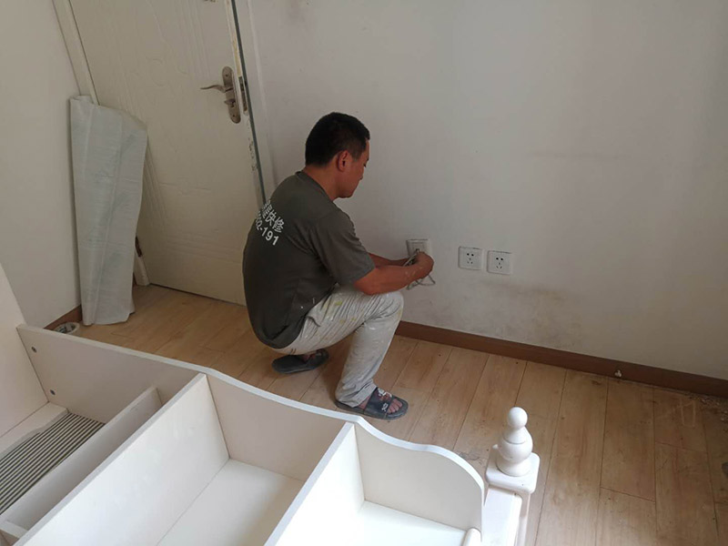 地板家具保護(hù)：成品保護(hù)的目的 為加快先進(jìn)技術(shù)與現(xiàn)代管理方法和手段在項(xiàng)目的運(yùn)用，努力降低成本，提高工程質(zhì)量，確保全面實(shí)現(xiàn)對業(yè)主的承諾。施工現(xiàn)場隨著施工進(jìn)行，成品保護(hù)工作顯得尤為重要，做好成品保護(hù)工作，是在施工過程中要對已完工分項(xiàng)進(jìn)行保護(hù)，否則一旦造成損壞，將會增加修復(fù)工作，帶來工、料浪費(fèi)、工期拖延及經(jīng)濟(jì)損失。