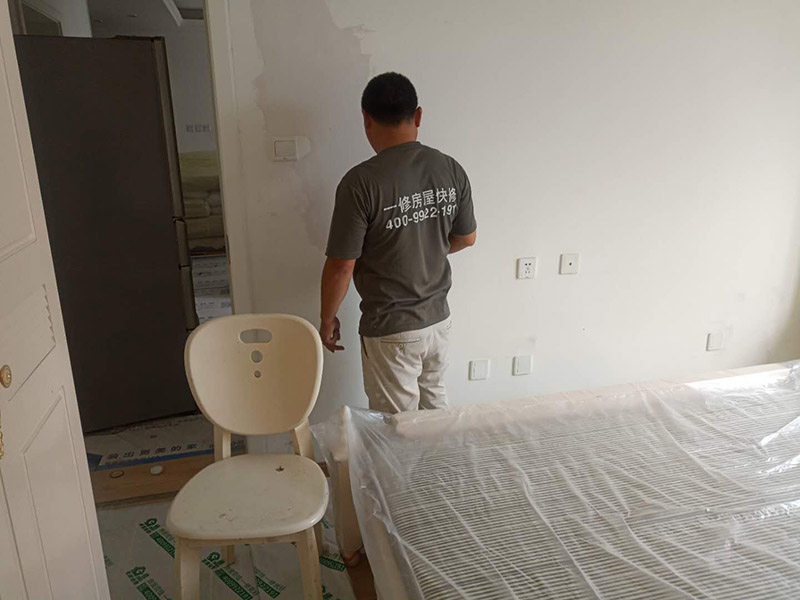 地板家具保護(hù)：成品保護(hù)的目的 為加快先進(jìn)技術(shù)與現(xiàn)代管理方法和手段在項(xiàng)目的運(yùn)用，努力降低成本，提高工程質(zhì)量，確保全面實(shí)現(xiàn)對業(yè)主的承諾。施工現(xiàn)場隨著施工進(jìn)行，成品保護(hù)工作顯得尤為重要，做好成品保護(hù)工作，是在施工過程中要對已完工分項(xiàng)進(jìn)行保護(hù)，否則一旦造成損壞，將會增加修復(fù)工作，帶來工、料浪費(fèi)、工期拖延及經(jīng)濟(jì)損失。