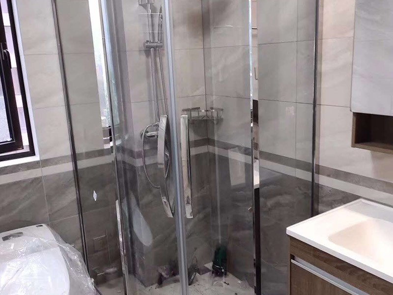 淋浴房安裝維修：組合好底盆零件，調(diào)節(jié)底盆水平，確保盆內(nèi)、盆底無(wú)積水。軟管可隨距離遠(yuǎn)近伸縮，將盆底與地漏連接牢固。淋浴房底盆裝好后需要進(jìn)行試水檢驗(yàn)，以確保下水暢通無(wú)阻。在淋浴房本體安裝前也要對(duì)已裝好的底盆進(jìn)行及時(shí)保護(hù)。明確衛(wèi)生間水管排布情況，防止打孔時(shí)打爆隱蔽管線(xiàn)。用鉛筆、水平尺確定靠墻鋁材的鉆孔位，用沖擊鉆打孔。在鉆孔處敲入膠粒，用螺絲將鋁條鎖于墻壁。注意需一邊安裝一邊不斷進(jìn)行調(diào)整，以保持鋁材的垂直度。將淋浴房玻璃夾緊鎖于底盆鉆孔處，平玻璃或彎玻璃底部落入玻璃夾槽內(nèi)，緩緩?fù)迫胭N墻鋁材。再用螺絲固定。