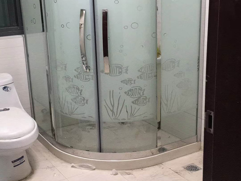 淋浴房安裝維修：組合好底盆零件，調(diào)節(jié)底盆水平，確保盆內(nèi)、盆底無(wú)積水。軟管可隨距離遠(yuǎn)近伸縮，將盆底與地漏連接牢固。淋浴房底盆裝好后需要進(jìn)行試水檢驗(yàn)，以確保下水暢通無(wú)阻。在淋浴房本體安裝前也要對(duì)已裝好的底盆進(jìn)行及時(shí)保護(hù)。明確衛(wèi)生間水管排布情況，防止打孔時(shí)打爆隱蔽管線(xiàn)。用鉛筆、水平尺確定靠墻鋁材的鉆孔位，用沖擊鉆打孔。在鉆孔處敲入膠粒，用螺絲將鋁條鎖于墻壁。注意需一邊安裝一邊不斷進(jìn)行調(diào)整，以保持鋁材的垂直度。將淋浴房玻璃夾緊鎖于底盆鉆孔處，平玻璃或彎玻璃底部落入玻璃夾槽內(nèi)，緩緩?fù)迫胭N墻鋁材。再用螺絲固定。