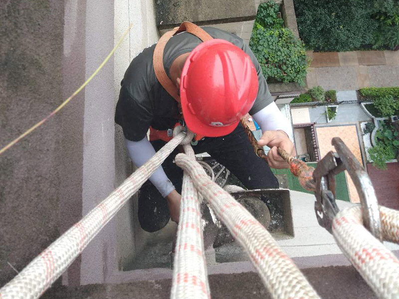 高空外墻防水涂刷：清理墻面基層，新舊面層務(wù)必處理干凈，不得有雜物和灰塵，以免影響粘結(jié)強(qiáng)度，涂刷防水涂料時基層應(yīng)干燥?；鶎忧謇砉ば蛲瓿芍?，接下來，清理死角，也就是所謂的陰陽角、施工縫、伸縮縫等比較重要的部位進(jìn)行處理，尤其注意的是泄水孔要加強(qiáng)處理，需要涂刷2-3遍防水底層涂料。