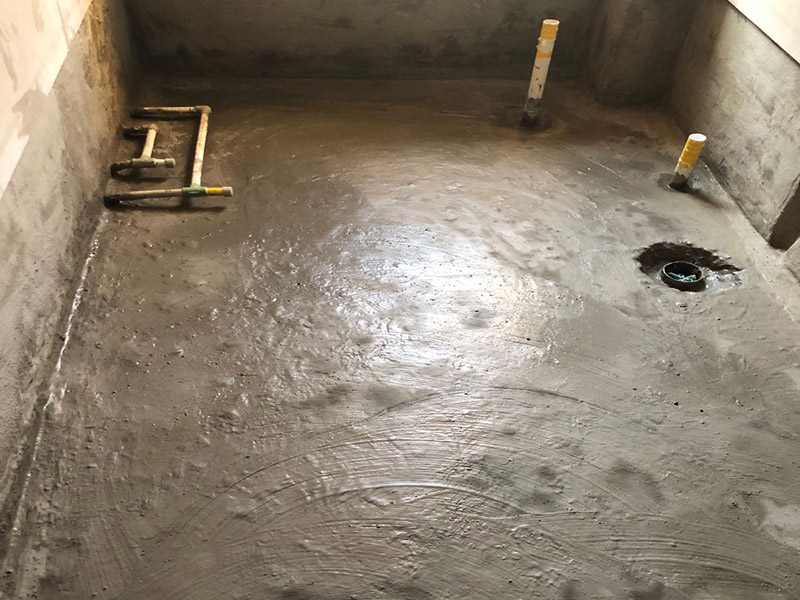 衛(wèi)生間改造地面找平：將基層表面的積灰、浮漿、油污及雜物清掃掉并沖洗干凈，明顯凹陷處應(yīng)用水泥砂漿或細(xì)石砼墊平，表面光滑處應(yīng)鑿毛并清刷干凈。抹砂漿前1天澆水濕潤，表面積水應(yīng)予排除。鋪抹砂漿后，隨即用鋁合金杠按灰餅高度，將砂漿找平，用木抹子搓揉壓實(shí)，將砂眼、腳印等消除后，用靠尺檢查平整度，抹時(shí)應(yīng)用力均勻，并后退著操作。待砂漿收水后，隨即用鐵抹子進(jìn)行頭遍抹平壓實(shí)至起漿為止。在砂漿初凝后進(jìn)行第二遍壓光，用鋼抹子邊抹邊壓，把凹坑、砂眼填實(shí)壓平，使表面平整。要求不漏壓，平面出光。在砂漿終凝前進(jìn)行，即人踩上去稍微有腳印，用抹子壓光無抹痕時(shí)，用鐵抹子把前遍留下的抹紋全部壓平、壓實(shí)、壓光，達(dá)到交活的程度為止。