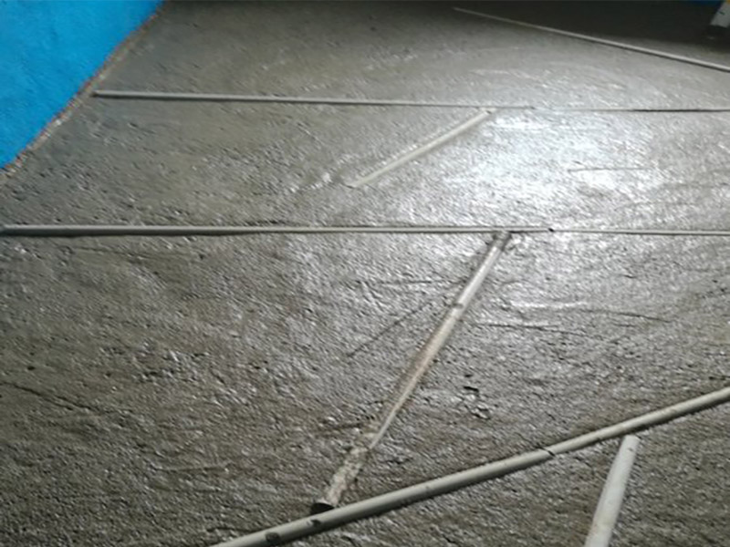 衛(wèi)生間改造地面找平：將基層表面的積灰、浮漿、油污及雜物清掃掉并沖洗干凈，明顯凹陷處應(yīng)用水泥砂漿或細(xì)石砼墊平，表面光滑處應(yīng)鑿毛并清刷干凈。抹砂漿前1天澆水濕潤，表面積水應(yīng)予排除。鋪抹砂漿后，隨即用鋁合金杠按灰餅高度，將砂漿找平，用木抹子搓揉壓實(shí)，將砂眼、腳印等消除后，用靠尺檢查平整度，抹時(shí)應(yīng)用力均勻，并后退著操作。待砂漿收水后，隨即用鐵抹子進(jìn)行頭遍抹平壓實(shí)至起漿為止。在砂漿初凝后進(jìn)行第二遍壓光，用鋼抹子邊抹邊壓，把凹坑、砂眼填實(shí)壓平，使表面平整。要求不漏壓，平面出光。在砂漿終凝前進(jìn)行，即人踩上去稍微有腳印，用抹子壓光無抹痕時(shí)，用鐵抹子把前遍留下的抹紋全部壓平、壓實(shí)、壓光，達(dá)到交活的程度為止。