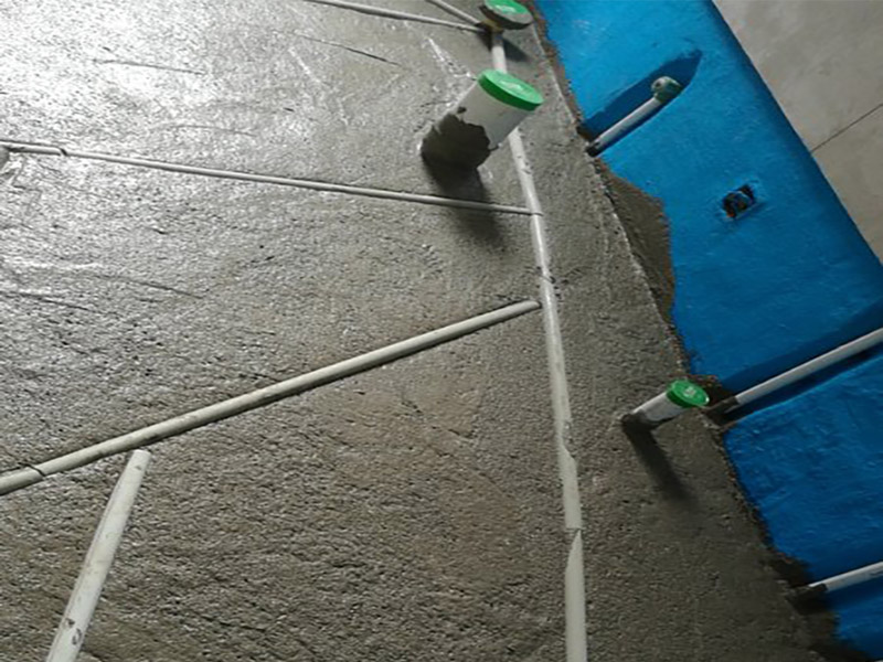 衛(wèi)生間改造地面找平：將基層表面的積灰、浮漿、油污及雜物清掃掉并沖洗干凈，明顯凹陷處應(yīng)用水泥砂漿或細(xì)石砼墊平，表面光滑處應(yīng)鑿毛并清刷干凈。抹砂漿前1天澆水濕潤，表面積水應(yīng)予排除。鋪抹砂漿后，隨即用鋁合金杠按灰餅高度，將砂漿找平，用木抹子搓揉壓實(shí)，將砂眼、腳印等消除后，用靠尺檢查平整度，抹時(shí)應(yīng)用力均勻，并后退著操作。待砂漿收水后，隨即用鐵抹子進(jìn)行頭遍抹平壓實(shí)至起漿為止。在砂漿初凝后進(jìn)行第二遍壓光，用鋼抹子邊抹邊壓，把凹坑、砂眼填實(shí)壓平，使表面平整。要求不漏壓，平面出光。在砂漿終凝前進(jìn)行，即人踩上去稍微有腳印，用抹子壓光無抹痕時(shí)，用鐵抹子把前遍留下的抹紋全部壓平、壓實(shí)、壓光，達(dá)到交活的程度為止。