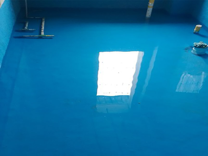 衛(wèi)生間改造防水涂刷:刷第一遍防水涂料。施工前確保工地干凈、干燥，防水涂料要涂滿，無遺漏，與基層結(jié)合牢固，無裂紋，無氣泡，無脫落現(xiàn)象。涂刷高度一致，厚度要達到產(chǎn)品規(guī)定要求。刷第二遍防水涂料。注意、第二遍防水涂料間需要有一定時間間隔，待遍涂料干透后才能進行第二遍，具體時間視涂料而定。間隔時間太短，防水的效果會大打折扣。 鋪保護層。為防止之后的施工破壞防水層，需在防水涂料表面鋪上保護層。保護層要完全覆蓋防水層，無遺漏，與基層結(jié)合牢固，無裂紋，無氣泡，無脫落現(xiàn)象。 閉水試驗。閉水試驗時，地面點的水線不能低于2厘米，保存至少24小時，觀察無滲漏現(xiàn)象后方算合格。如有滲漏，需重做，切莫不能疏忽大意。