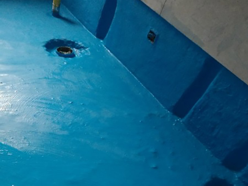 衛(wèi)生間改造防水涂刷:刷第一遍防水涂料。施工前確保工地干凈、干燥，防水涂料要涂滿，無遺漏，與基層結(jié)合牢固，無裂紋，無氣泡，無脫落現(xiàn)象。涂刷高度一致，厚度要達到產(chǎn)品規(guī)定要求。刷第二遍防水涂料。注意、第二遍防水涂料間需要有一定時間間隔，待遍涂料干透后才能進行第二遍，具體時間視涂料而定。間隔時間太短，防水的效果會大打折扣。 鋪保護層。為防止之后的施工破壞防水層，需在防水涂料表面鋪上保護層。保護層要完全覆蓋防水層，無遺漏，與基層結(jié)合牢固，無裂紋，無氣泡，無脫落現(xiàn)象。 閉水試驗。閉水試驗時，地面點的水線不能低于2厘米，保存至少24小時，觀察無滲漏現(xiàn)象后方算合格。如有滲漏，需重做，切莫不能疏忽大意。