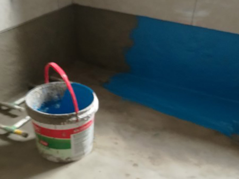 衛(wèi)生間改造防水涂刷:刷第一遍防水涂料。施工前確保工地干凈、干燥，防水涂料要涂滿，無遺漏，與基層結(jié)合牢固，無裂紋，無氣泡，無脫落現(xiàn)象。涂刷高度一致，厚度要達到產(chǎn)品規(guī)定要求。刷第二遍防水涂料。注意、第二遍防水涂料間需要有一定時間間隔，待遍涂料干透后才能進行第二遍，具體時間視涂料而定。間隔時間太短，防水的效果會大打折扣。 鋪保護層。為防止之后的施工破壞防水層，需在防水涂料表面鋪上保護層。保護層要完全覆蓋防水層，無遺漏，與基層結(jié)合牢固，無裂紋，無氣泡，無脫落現(xiàn)象。 閉水試驗。閉水試驗時，地面點的水線不能低于2厘米，保存至少24小時，觀察無滲漏現(xiàn)象后方算合格。如有滲漏，需重做，切莫不能疏忽大意。