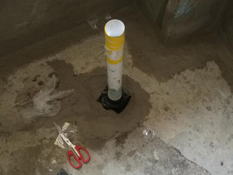 衛(wèi)生間改造管道維修:衛(wèi)生間的排水管道盡量不要做大的改動，換掉出現(xiàn)問題的管道，水壓不夠的老房子，可以加增壓泵，泵的大小根據(jù)水壓的大小而定。 浴室翻新要增加一定的插座開關(guān)、水管，或?qū)系牟遄_關(guān)做一些移位，以符合新格局下人們的使用習慣。為了確保隱蔽工程的質(zhì)量和售后服務(wù)，通常要在新舊線路銜接的位置用空白面板或是新增插座的方式做標記，萬一出現(xiàn)問題維修時容易找到問題點。在選擇電線、水管時，最好統(tǒng)一使用品質(zhì)比較好的電線、水管等，以打好隱蔽工程這個底子。