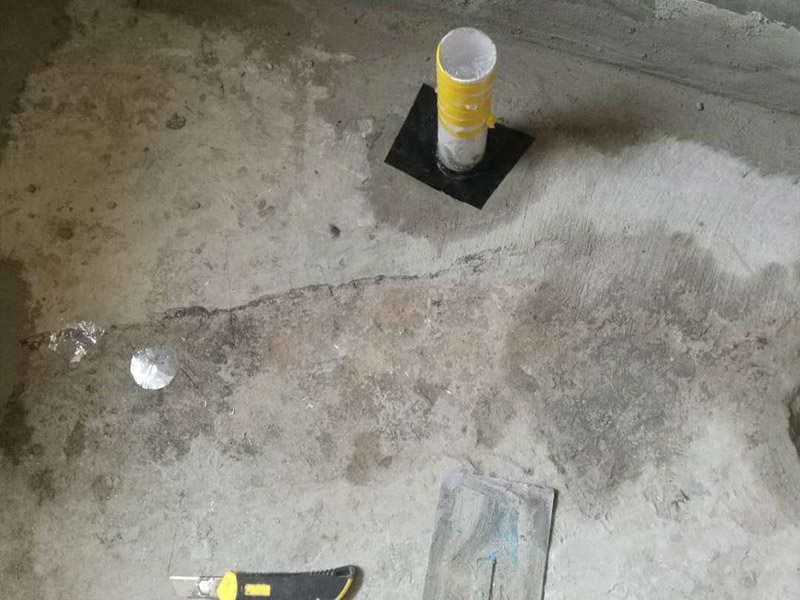 衛(wèi)生間改造管道維修:衛(wèi)生間的排水管道盡量不要做大的改動，換掉出現(xiàn)問題的管道，水壓不夠的老房子，可以加增壓泵，泵的大小根據(jù)水壓的大小而定。 浴室翻新要增加一定的插座開關(guān)、水管，或?qū)系牟遄_關(guān)做一些移位，以符合新格局下人們的使用習慣。為了確保隱蔽工程的質(zhì)量和售后服務(wù)，通常要在新舊線路銜接的位置用空白面板或是新增插座的方式做標記，萬一出現(xiàn)問題維修時容易找到問題點。在選擇電線、水管時，最好統(tǒng)一使用品質(zhì)比較好的電線、水管等，以打好隱蔽工程這個底子。