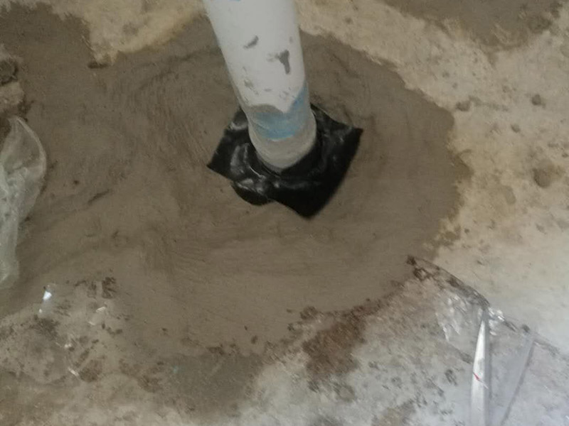 衛(wèi)生間改造管道維修:衛(wèi)生間的排水管道盡量不要做大的改動，換掉出現(xiàn)問題的管道，水壓不夠的老房子，可以加增壓泵，泵的大小根據(jù)水壓的大小而定。 浴室翻新要增加一定的插座開關(guān)、水管，或?qū)系牟遄_關(guān)做一些移位，以符合新格局下人們的使用習慣。為了確保隱蔽工程的質(zhì)量和售后服務(wù)，通常要在新舊線路銜接的位置用空白面板或是新增插座的方式做標記，萬一出現(xiàn)問題維修時容易找到問題點。在選擇電線、水管時，最好統(tǒng)一使用品質(zhì)比較好的電線、水管等，以打好隱蔽工程這個底子。