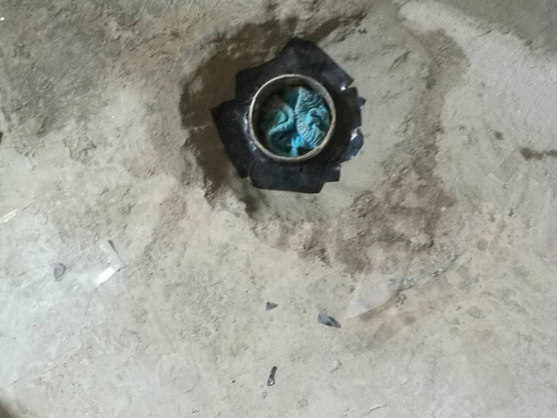 衛(wèi)生間改造管道維修:衛(wèi)生間的排水管道盡量不要做大的改動，換掉出現(xiàn)問題的管道，水壓不夠的老房子，可以加增壓泵，泵的大小根據(jù)水壓的大小而定。 浴室翻新要增加一定的插座開關(guān)、水管，或?qū)系牟遄_關(guān)做一些移位，以符合新格局下人們的使用習慣。為了確保隱蔽工程的質(zhì)量和售后服務(wù)，通常要在新舊線路銜接的位置用空白面板或是新增插座的方式做標記，萬一出現(xiàn)問題維修時容易找到問題點。在選擇電線、水管時，最好統(tǒng)一使用品質(zhì)比較好的電線、水管等，以打好隱蔽工程這個底子。