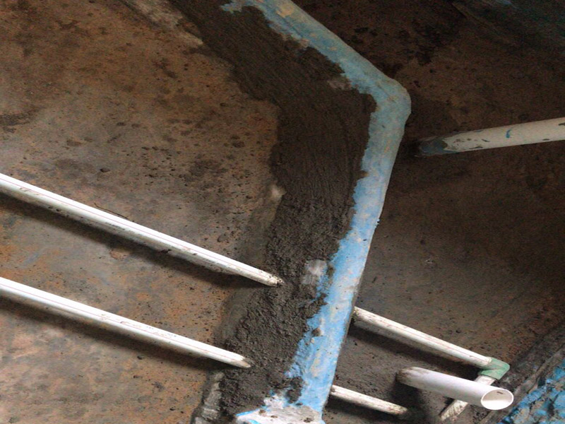 衛(wèi)生間改造管道維修:衛(wèi)生間的排水管道盡量不要做大的改動，換掉出現(xiàn)問題的管道，水壓不夠的老房子，可以加增壓泵，泵的大小根據(jù)水壓的大小而定。 浴室翻新要增加一定的插座開關(guān)、水管，或?qū)系牟遄_關(guān)做一些移位，以符合新格局下人們的使用習慣。為了確保隱蔽工程的質(zhì)量和售后服務(wù)，通常要在新舊線路銜接的位置用空白面板或是新增插座的方式做標記，萬一出現(xiàn)問題維修時容易找到問題點。在選擇電線、水管時，最好統(tǒng)一使用品質(zhì)比較好的電線、水管等，以打好隱蔽工程這個底子。