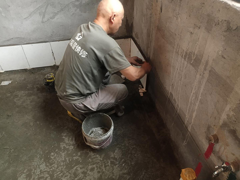 衛(wèi)生間貼磚:一是墻磚應從下向上鋪貼,且一面墻不能一次貼到頂,接縫一般為1~3毫米; 二是鋪貼前要先處理墻面的平整,處理裂縫; 三是粘結材料的涂抹要中間稍高于四周,用橡膠錘敲擊表面以固定,這樣一來可以避免空氣積存于粘結層中。 瓷磚上墻將經(jīng)過預先清潔的瓷磚平整地鋪貼在粘結劑漿料基層上，使用橡膠錘將瓷磚拍實鋪平。施工過程中，可小幅度轉動瓷磚，使?jié){料與瓷磚背面充分接觸。專家建議在鋪貼時，隨機取下已鋪貼于基層上的瓷磚作檢查。確保漿料與瓷磚背面的充分接觸。