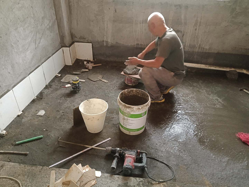 衛(wèi)生間貼磚:一是墻磚應從下向上鋪貼,且一面墻不能一次貼到頂,接縫一般為1~3毫米; 二是鋪貼前要先處理墻面的平整,處理裂縫; 三是粘結材料的涂抹要中間稍高于四周,用橡膠錘敲擊表面以固定,這樣一來可以避免空氣積存于粘結層中。 瓷磚上墻將經(jīng)過預先清潔的瓷磚平整地鋪貼在粘結劑漿料基層上，使用橡膠錘將瓷磚拍實鋪平。施工過程中，可小幅度轉動瓷磚，使?jié){料與瓷磚背面充分接觸。專家建議在鋪貼時，隨機取下已鋪貼于基層上的瓷磚作檢查。確保漿料與瓷磚背面的充分接觸。