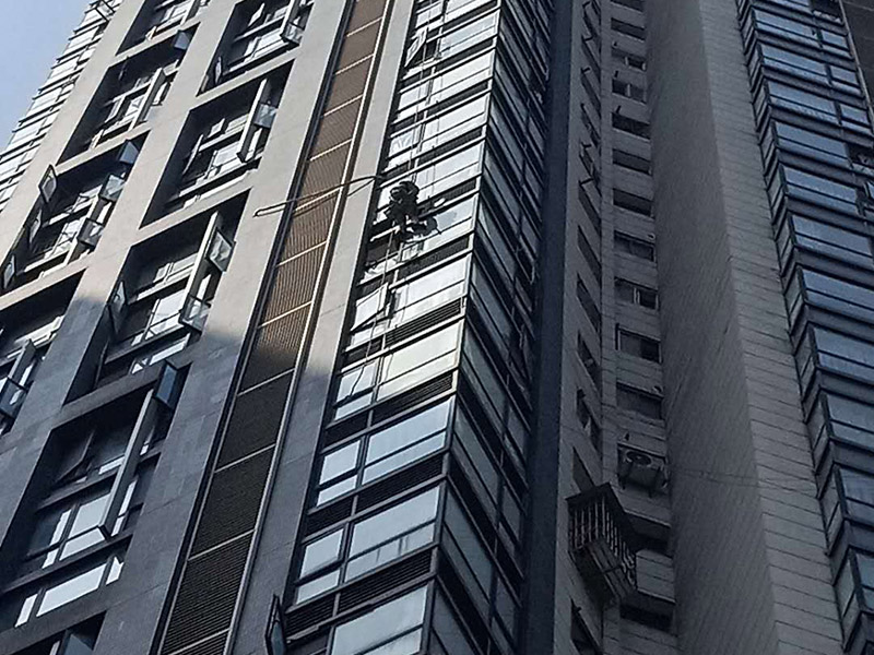 高空外墻施工措施:1.凡從事高處作業(yè)人員,必須定期進(jìn)行體格檢查,凡不適宜高處作業(yè)的人員,不得從事此項(xiàng)工作; 2.雙層作業(yè)或靠近交通要道作業(yè)時(shí)要設(shè)置隔離措施; 3.進(jìn)行高處作業(yè)時(shí),要根據(jù)具體情況使用符合要求的腳手架、腳手板、吊架、梯子、跳板、安全帶等... 4.高處作業(yè)人員必須戴安全帶,穿防滑鞋; 5.腳手架要牢固穩(wěn)定,并經(jīng)常清除雜物。冬季要隨時(shí)清掃冰雪。在過道上要有防護(hù)措施;