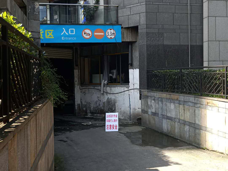 高空外墻施工措施:1.凡從事高處作業(yè)人員,必須定期進(jìn)行體格檢查,凡不適宜高處作業(yè)的人員,不得從事此項(xiàng)工作; 2.雙層作業(yè)或靠近交通要道作業(yè)時(shí)要設(shè)置隔離措施; 3.進(jìn)行高處作業(yè)時(shí),要根據(jù)具體情況使用符合要求的腳手架、腳手板、吊架、梯子、跳板、安全帶等... 4.高處作業(yè)人員必須戴安全帶,穿防滑鞋; 5.腳手架要牢固穩(wěn)定,并經(jīng)常清除雜物。冬季要隨時(shí)清掃冰雪。在過道上要有防護(hù)措施;