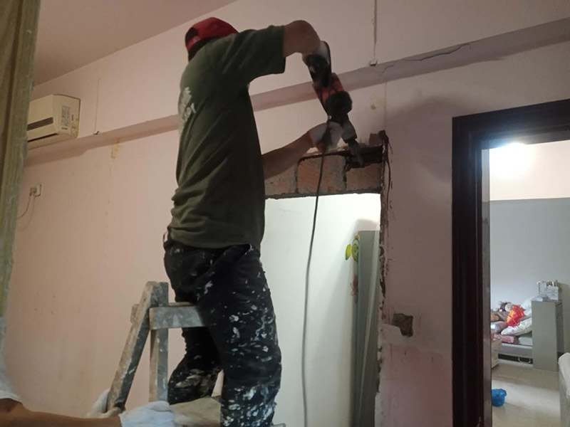 臥室門及門梁拆除： 注意人員安全，不管是做什么事情，始終要秉持安全第一的原則，木門拆除也是如此，本身拆除木門就是一件比較費(fèi)勁的事情，如果是遇到高層之類的就更應(yīng)該要小心。 不要破壞墻體結(jié)構(gòu)，木門拆除時(shí)，需要避免用大錘猛砸拆除的情況，一是容易對墻體結(jié)構(gòu)造成破壞，會留下不安全隱患。另外暴力拆門容易造成門洞損壞，后續(xù)安裝新門的時(shí)候還需要進(jìn)行修復(fù)，大大的增加了施工成本。木門扇拆卸下來后，就可以拆除木門框架了。一般首先需要用刀片把木門框內(nèi)側(cè)的密封膠等切開，木門如果是采用膨脹螺栓與墻體連接的，可直接用螺絲刀把膨脹螺栓取下;如果脹栓生銹，則可用沖擊鉆將其打碎;而如果是采用連接片連接的則直接使用沖擊鉆即可;如果窗框難以取下，則需用鋼鋸將靠墻的框中部鋸開取下。