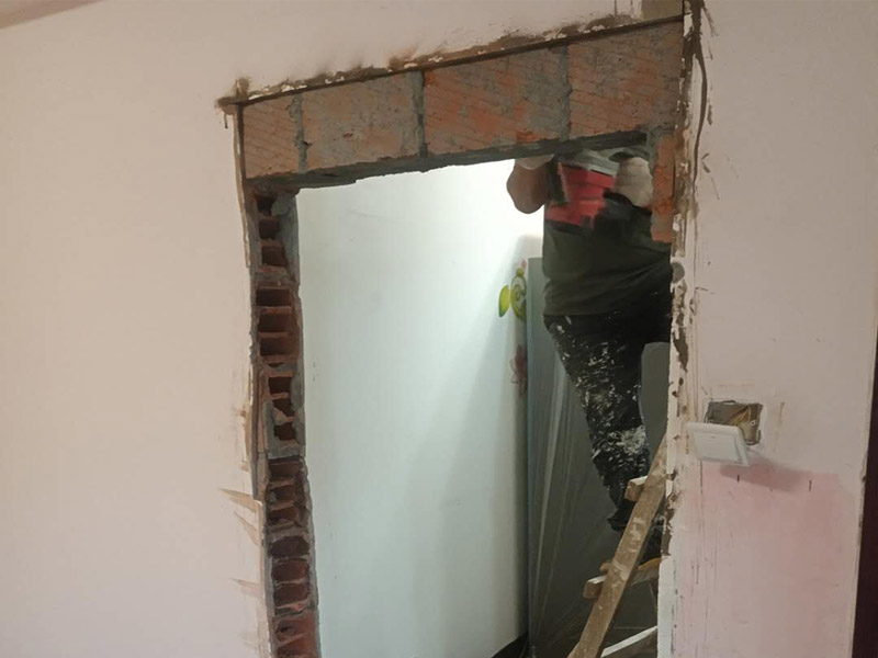 出租房窗框老化造成的漏水，應(yīng)該預(yù)約哪種類型房屋補(bǔ)漏維修服務(wù)