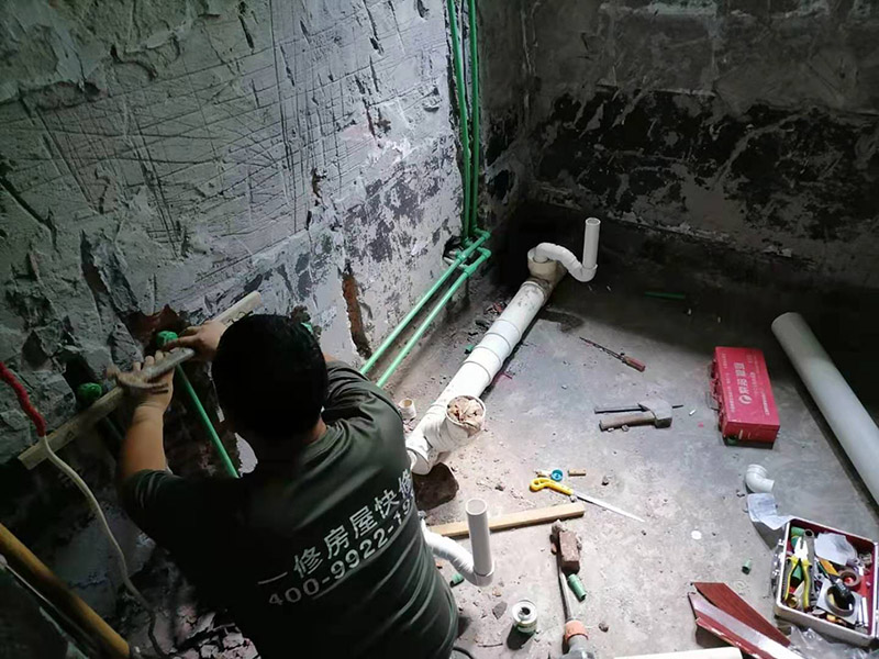 衛(wèi)生間下水管安裝：下排水: 下排水是排水口在地面上，下水管豎著穿過樓板，管道直接通向樓下，裝下排水我習(xí)慣把返水彎裝在最底下，這樣要是還有別的下水，可共用一個(gè)返水彎。 做下水一般用50的返水彎，要是還有別的下水，就加三通，要用上面途中那種斜三通，這樣水流得通暢。大多時(shí)廚房下水都比較復(fù)雜，有時(shí)自己都繞進(jìn)去了，水路之所以難做主要是因?yàn)榈胤教?，櫥柜里還裝著別的電器，如垃圾處理器、小廚寶、凈水器等，有的還要連接洗衣機(jī)等。