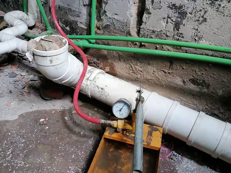 衛(wèi)生間下水管安裝：下排水: 下排水是排水口在地面上，下水管豎著穿過樓板，管道直接通向樓下，裝下排水我習(xí)慣把返水彎裝在最底下，這樣要是還有別的下水，可共用一個(gè)返水彎。 做下水一般用50的返水彎，要是還有別的下水，就加三通，要用上面途中那種斜三通，這樣水流得通暢。大多時(shí)廚房下水都比較復(fù)雜，有時(shí)自己都繞進(jìn)去了，水路之所以難做主要是因?yàn)榈胤教。瑱还窭镞€裝著別的電器，如垃圾處理器、小廚寶、凈水器等，有的還要連接洗衣機(jī)等。