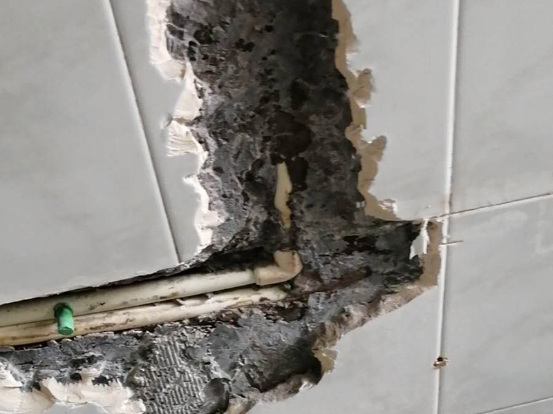電鉆打墻修水管:可以先截斷水源，然后將暗水管漏水點的墻面開鑿，找到漏水的部分，先用小鋼鋸把漏水的地方鋸掉，注意鋸口要平。用砂紙把新露出的端口輕輕打磨，然后用接口套住，將備換的新管對準接口口子，注意要對直。然后用熱熔器對新管道進行熱熔連接。 或者是將鋸掉的管道清理干凈，用專用膠水涂在端口上，稍微晾一會兒;趁此時在“竹節(jié)”接頭內涂上膠水。把端口和“竹節(jié)”連接，然后反復轉動，直到牢固。同樣的方法去連接另一端。最后在接縫處再涂適量的膠水，確保不滲漏。
