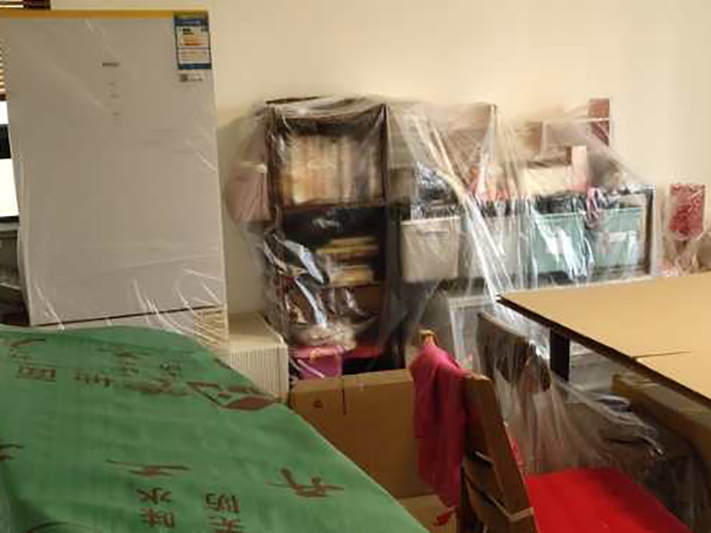 家具保護(hù)維修：在裝修前，施工人員都要提前做好油漆的準(zhǔn)備工作，一般包括油漆涂漆環(huán)境的清理、家具的保護(hù)措施等，比如在門、窗框最好粘貼一層分色紙，木柜、隔板的家具外面最好有一層報(bào)紙包裹著，這樣就可以避免油漆滴落在家具表面被弄臟的情況發(fā)生。