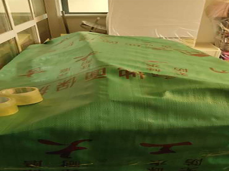 家具保護(hù)維修：在裝修前，施工人員都要提前做好油漆的準(zhǔn)備工作，一般包括油漆涂漆環(huán)境的清理、家具的保護(hù)措施等，比如在門、窗框最好粘貼一層分色紙，木柜、隔板的家具外面最好有一層報(bào)紙包裹著，這樣就可以避免油漆滴落在家具表面被弄臟的情況發(fā)生。