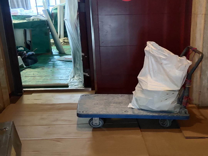 家具保護(hù)維修：在裝修前，施工人員都要提前做好油漆的準(zhǔn)備工作，一般包括油漆涂漆環(huán)境的清理、家具的保護(hù)措施等，比如在門、窗框最好粘貼一層分色紙，木柜、隔板的家具外面最好有一層報(bào)紙包裹著，這樣就可以避免油漆滴落在家具表面被弄臟的情況發(fā)生。