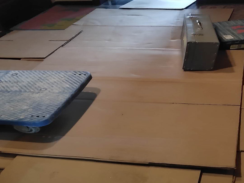 家具保護(hù)維修：在裝修前，施工人員都要提前做好油漆的準(zhǔn)備工作，一般包括油漆涂漆環(huán)境的清理、家具的保護(hù)措施等，比如在門、窗框最好粘貼一層分色紙，木柜、隔板的家具外面最好有一層報(bào)紙包裹著，這樣就可以避免油漆滴落在家具表面被弄臟的情況發(fā)生。