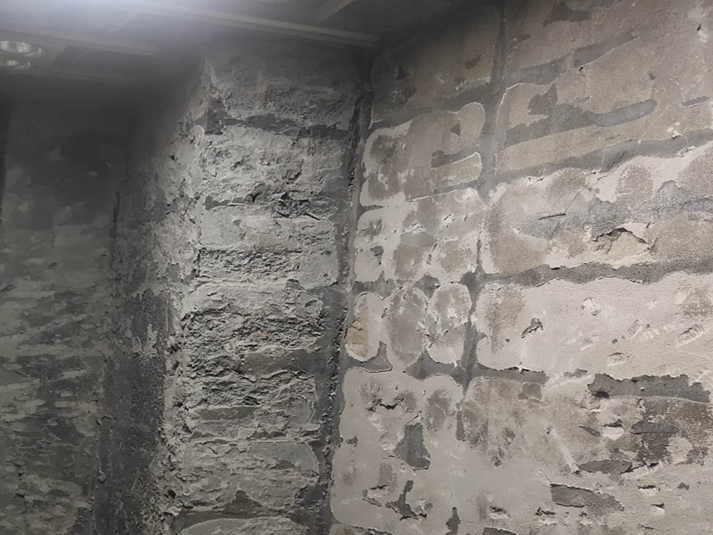 廁所防水貼磚：衛(wèi)生間的防水工作流程，都是在地面用水泥砂漿找平一次，等它干透后再做防水。一般的防水施工要做2到3遍，而且防水的順序也是有講究的，比如，要先做完墻面防水再貼墻磚，其次才可以做地面防水，再貼地磚。因?yàn)榈孛娼?jīng)常會踩來踩去，地面防水如果先做了會很容易踩壞。 一般情況下，在2到3遍的防水層全部做好后，會有5到7天的固化期，所以自然的，貼瓷磚肯定是要等到這之后才能做，所以做完防水就立馬貼瓷磚，就大錯特錯了。但事無絕對，固化期到了，我們也需要重新測試防水做的好不好，漏不漏水，這就需要再加水測試24小時(shí)后看看家里地面水位是否下降，或者看看樓下鄰居的衛(wèi)生間有沒有漏水的痕跡。