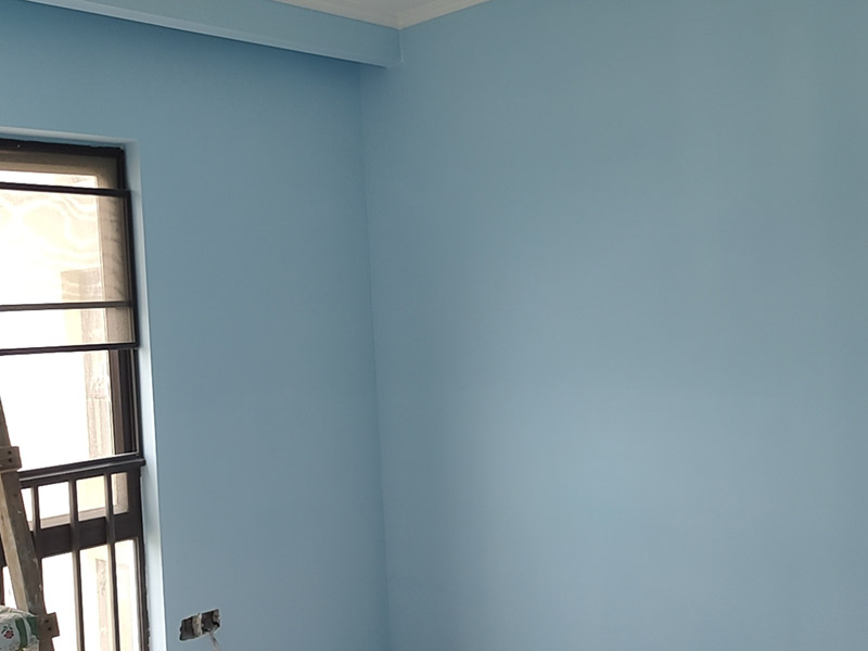 墻面刷乳膠漆服務(wù)：如果原先的漆層已出現(xiàn)開(kāi)裂甚至脫落的問(wèn)題，在涂刷乳膠漆之前首先應(yīng)將舊漆層刮除，并將墻面打磨平整，待墻面干燥后才能進(jìn)行粉刷，如果在墻面未干燥的情況下進(jìn)行粉刷，乳膠漆墻面可能會(huì)出現(xiàn)變色、起鼓或脫落等情況。 如果家中還有其它油漆工程正在施工，應(yīng)等其它油漆項(xiàng)目施工完成后再涂刷乳膠漆，因?yàn)橛推嵩谑褂脮r(shí)會(huì)散發(fā)出甲苯，導(dǎo)致乳膠漆變黃，如果同時(shí)施工，很有可能會(huì)造成無(wú)法挽回的損失。 如果打算粉刷彩色的乳膠漆，在粉刷之前應(yīng)先將乳膠漆攪拌均勻，如果未將乳膠漆攪拌均勻就直接上墻，很容易出現(xiàn)色漿分布不均的問(wèn)題，導(dǎo)致墻面顏色發(fā)花，影響到墻面的裝飾效果。