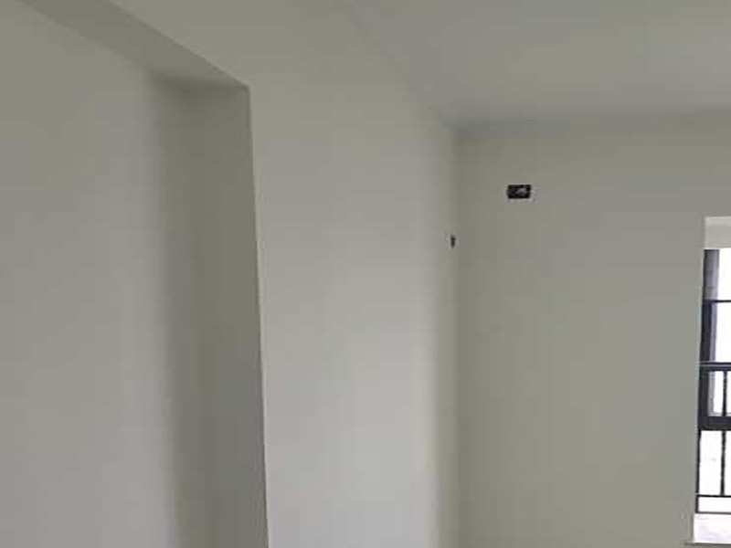 墻面刷乳膠漆服務(wù)：如果原先的漆層已出現(xiàn)開(kāi)裂甚至脫落的問(wèn)題，在涂刷乳膠漆之前首先應(yīng)將舊漆層刮除，并將墻面打磨平整，待墻面干燥后才能進(jìn)行粉刷，如果在墻面未干燥的情況下進(jìn)行粉刷，乳膠漆墻面可能會(huì)出現(xiàn)變色、起鼓或脫落等情況。 如果家中還有其它油漆工程正在施工，應(yīng)等其它油漆項(xiàng)目施工完成后再涂刷乳膠漆，因?yàn)橛推嵩谑褂脮r(shí)會(huì)散發(fā)出甲苯，導(dǎo)致乳膠漆變黃，如果同時(shí)施工，很有可能會(huì)造成無(wú)法挽回的損失。 如果打算粉刷彩色的乳膠漆，在粉刷之前應(yīng)先將乳膠漆攪拌均勻，如果未將乳膠漆攪拌均勻就直接上墻，很容易出現(xiàn)色漿分布不均的問(wèn)題，導(dǎo)致墻面顏色發(fā)花，影響到墻面的裝飾效果。