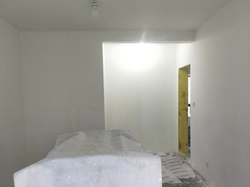 全屋墻面刷白維修：基層處理，若混凝土表面很光滑，應(yīng)對(duì)其表面進(jìn)行&ldquo;毛化&deg;處理，其方法有兩種：一種是將其光滑的表面用尖鉆剔毛，剔去光面，使其表面粗糙不平，用水濕潤(rùn)基層。 修補(bǔ)膩?zhàn)?，用水石膏將墻面等基層上磕碰的坑凹、縫隙等處分遍找平，干燥后用1號(hào)砂紙將凸出處磨平，并將浮塵等掃凈，一般刮三遍，干后用砂紙打磨平整。該步驟在上乳膠漆前進(jìn)行。通過填補(bǔ)或者整體處理的方式，清除基層表面高低不平的部分，保持墻面的平整光滑。 第一遍用膠皮刮板橫向滿刮，一刮板緊接著一刮板，接頭不得留槎，每刮一刮板最后收頭時(shí)，要注意收的要干凈利落。干燥后用1號(hào)砂紙磨，將浮膩?zhàn)蛹鞍咣E磨平磨光，再將墻面清掃干凈。 第二遍用膠皮刮板豎向滿刮，所用材料和方法同第一遍膩?zhàn)?，干燥后?號(hào)砂紙磨平并清掃干凈。 第三遍用膠皮刮板找補(bǔ)膩?zhàn)?，用鋼片刮板滿刮膩?zhàn)?，將墻面等基層刮平刮光，干燥后用?xì)砂紙磨平磨光，注意不要漏磨或?qū)⒛佔(zhàn)幽ゴ? width=