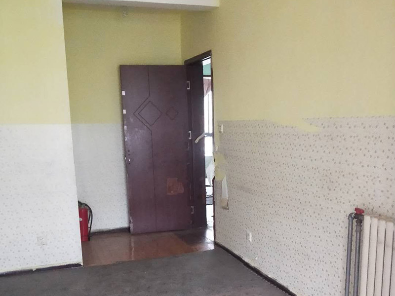 全屋墻面刷白維修：基層處理，若混凝土表面很光滑，應(yīng)對(duì)其表面進(jìn)行&ldquo;毛化&deg;處理，其方法有兩種：一種是將其光滑的表面用尖鉆剔毛，剔去光面，使其表面粗糙不平，用水濕潤(rùn)基層。 修補(bǔ)膩?zhàn)?，用水石膏將墻面等基層上磕碰的坑凹、縫隙等處分遍找平，干燥后用1號(hào)砂紙將凸出處磨平，并將浮塵等掃凈，一般刮三遍，干后用砂紙打磨平整。該步驟在上乳膠漆前進(jìn)行。通過填補(bǔ)或者整體處理的方式，清除基層表面高低不平的部分，保持墻面的平整光滑。 第一遍用膠皮刮板橫向滿刮，一刮板緊接著一刮板，接頭不得留槎，每刮一刮板最后收頭時(shí)，要注意收的要干凈利落。干燥后用1號(hào)砂紙磨，將浮膩?zhàn)蛹鞍咣E磨平磨光，再將墻面清掃干凈。 第二遍用膠皮刮板豎向滿刮，所用材料和方法同第一遍膩?zhàn)?，干燥后?號(hào)砂紙磨平并清掃干凈。 第三遍用膠皮刮板找補(bǔ)膩?zhàn)?，用鋼片刮板滿刮膩?zhàn)樱瑢γ娴然鶎庸纹焦喂?，干燥后用?xì)砂紙磨平磨光，注意不要漏磨或?qū)⒛佔(zhàn)幽ゴ? width=