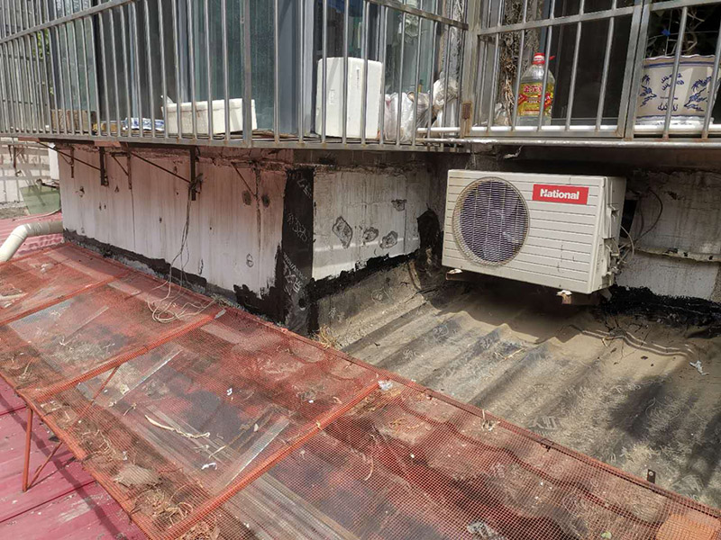 屋頂外墻防水修補：清理基層，新舊面層必須清理干凈，不得有雜物和灰塵，以免影響粘結(jié)強度，涂刷防水涂料時基層應(yīng)干燥。接下來，清理死角，也就是所謂的陰陽角、施工縫、伸縮縫等比較重要的部位進(jìn)行處理，尤其注意的是泄水孔要加強處理，需要涂刷2－3遍防水底層涂料。防水涂料必須按照產(chǎn)品使用說明進(jìn)行配比，按A：B＝2：1的比例進(jìn)行配比，攪拌時間約3-5，并攪拌至甲、乙兩組份的混合液體均勻為止。將攪拌均勻的晨光防水涂料根據(jù)現(xiàn)場要涂刷的面積開始涂刷，基層涂刷要大于粘卷材的面積，不要超過三十。刷第二次涂料之前必須要等一次涂料完全凝固后方可再次涂刷，底層涂料次涂刷完畢后約4&mdash;8左右。