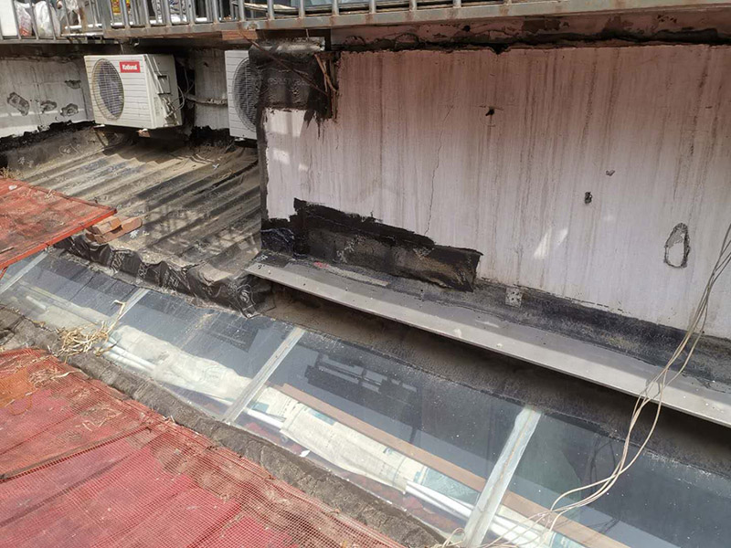 屋頂外墻防水修補：清理基層，新舊面層必須清理干凈，不得有雜物和灰塵，以免影響粘結(jié)強度，涂刷防水涂料時基層應(yīng)干燥。接下來，清理死角，也就是所謂的陰陽角、施工縫、伸縮縫等比較重要的部位進(jìn)行處理，尤其注意的是泄水孔要加強處理，需要涂刷2－3遍防水底層涂料。防水涂料必須按照產(chǎn)品使用說明進(jìn)行配比，按A：B＝2：1的比例進(jìn)行配比，攪拌時間約3-5，并攪拌至甲、乙兩組份的混合液體均勻為止。將攪拌均勻的晨光防水涂料根據(jù)現(xiàn)場要涂刷的面積開始涂刷，基層涂刷要大于粘卷材的面積，不要超過三十。刷第二次涂料之前必須要等一次涂料完全凝固后方可再次涂刷，底層涂料次涂刷完畢后約4&mdash;8左右。