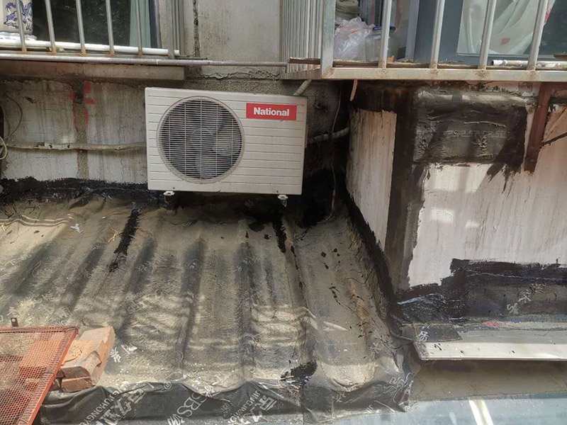 屋頂外墻防水修補：清理基層，新舊面層必須清理干凈，不得有雜物和灰塵，以免影響粘結(jié)強度，涂刷防水涂料時基層應(yīng)干燥。接下來，清理死角，也就是所謂的陰陽角、施工縫、伸縮縫等比較重要的部位進(jìn)行處理，尤其注意的是泄水孔要加強處理，需要涂刷2－3遍防水底層涂料。防水涂料必須按照產(chǎn)品使用說明進(jìn)行配比，按A：B＝2：1的比例進(jìn)行配比，攪拌時間約3-5，并攪拌至甲、乙兩組份的混合液體均勻為止。將攪拌均勻的晨光防水涂料根據(jù)現(xiàn)場要涂刷的面積開始涂刷，基層涂刷要大于粘卷材的面積，不要超過三十。刷第二次涂料之前必須要等一次涂料完全凝固后方可再次涂刷，底層涂料次涂刷完畢后約4&mdash;8左右。