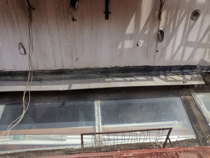 屋頂外墻防水修補：清理基層，新舊面層必須清理干凈，不得有雜物和灰塵，以免影響粘結(jié)強度，涂刷防水涂料時基層應(yīng)干燥。接下來，清理死角，也就是所謂的陰陽角、施工縫、伸縮縫等比較重要的部位進(jìn)行處理，尤其注意的是泄水孔要加強處理，需要涂刷2－3遍防水底層涂料。防水涂料必須按照產(chǎn)品使用說明進(jìn)行配比，按A：B＝2：1的比例進(jìn)行配比，攪拌時間約3-5，并攪拌至甲、乙兩組份的混合液體均勻為止。將攪拌均勻的晨光防水涂料根據(jù)現(xiàn)場要涂刷的面積開始涂刷，基層涂刷要大于粘卷材的面積，不要超過三十。刷第二次涂料之前必須要等一次涂料完全凝固后方可再次涂刷，底層涂料次涂刷完畢后約4&mdash;8左右。