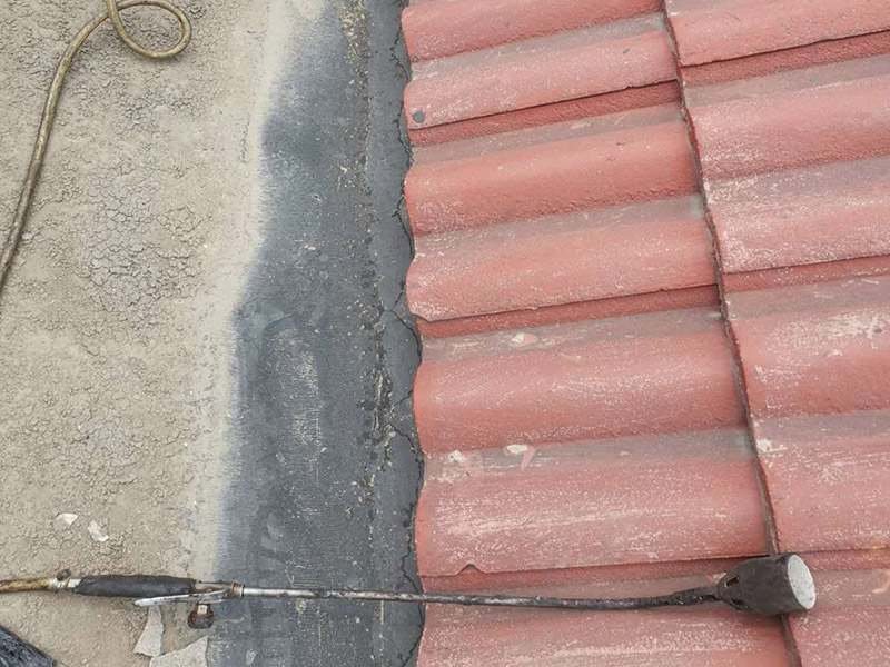 屋頂外墻防水修補：清理基層，新舊面層必須清理干凈，不得有雜物和灰塵，以免影響粘結(jié)強度，涂刷防水涂料時基層應(yīng)干燥。接下來，清理死角，也就是所謂的陰陽角、施工縫、伸縮縫等比較重要的部位進(jìn)行處理，尤其注意的是泄水孔要加強處理，需要涂刷2－3遍防水底層涂料。防水涂料必須按照產(chǎn)品使用說明進(jìn)行配比，按A：B＝2：1的比例進(jìn)行配比，攪拌時間約3-5，并攪拌至甲、乙兩組份的混合液體均勻為止。將攪拌均勻的晨光防水涂料根據(jù)現(xiàn)場要涂刷的面積開始涂刷，基層涂刷要大于粘卷材的面積，不要超過三十。刷第二次涂料之前必須要等一次涂料完全凝固后方可再次涂刷，底層涂料次涂刷完畢后約4&mdash;8左右。