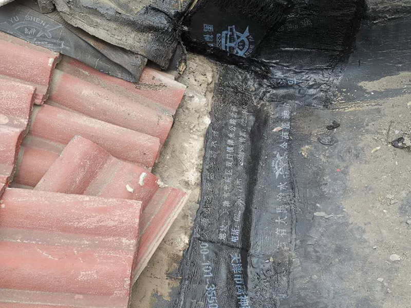 屋頂外墻防水修補：清理基層，新舊面層必須清理干凈，不得有雜物和灰塵，以免影響粘結(jié)強度，涂刷防水涂料時基層應(yīng)干燥。接下來，清理死角，也就是所謂的陰陽角、施工縫、伸縮縫等比較重要的部位進(jìn)行處理，尤其注意的是泄水孔要加強處理，需要涂刷2－3遍防水底層涂料。防水涂料必須按照產(chǎn)品使用說明進(jìn)行配比，按A：B＝2：1的比例進(jìn)行配比，攪拌時間約3-5，并攪拌至甲、乙兩組份的混合液體均勻為止。將攪拌均勻的晨光防水涂料根據(jù)現(xiàn)場要涂刷的面積開始涂刷，基層涂刷要大于粘卷材的面積，不要超過三十。刷第二次涂料之前必須要等一次涂料完全凝固后方可再次涂刷，底層涂料次涂刷完畢后約4&mdash;8左右。