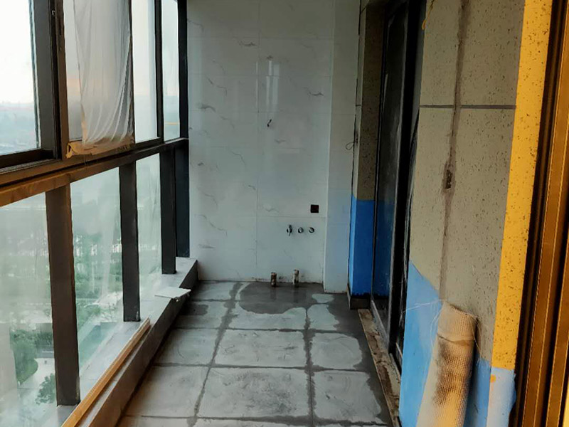 陽臺(tái)地磚墻磚鋪貼：現(xiàn)在比較普遍的地面磚鋪貼方法就是濕鋪法，這種鋪貼方法與干鋪法不同之處在于將1：3的干性水泥漿替換成水泥沙漿和普通水。需要注意的是這種鋪貼法在鋪貼過程中容易產(chǎn)生氣泡和空鼓，這樣就會(huì)影響地磚的使用壽命。也是因?yàn)檫@種原因使其價(jià)格便宜，操作簡(jiǎn)單。