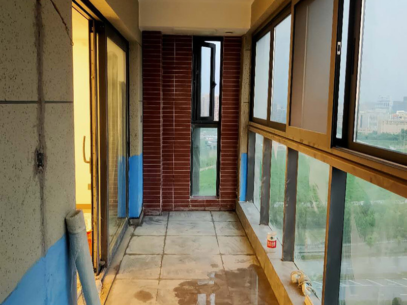 陽臺(tái)地磚墻磚鋪貼：現(xiàn)在比較普遍的地面磚鋪貼方法就是濕鋪法，這種鋪貼方法與干鋪法不同之處在于將1：3的干性水泥漿替換成水泥沙漿和普通水。需要注意的是這種鋪貼法在鋪貼過程中容易產(chǎn)生氣泡和空鼓，這樣就會(huì)影響地磚的使用壽命。也是因?yàn)檫@種原因使其價(jià)格便宜，操作簡(jiǎn)單。