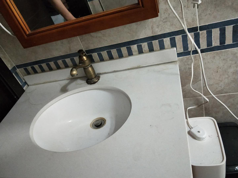 浴室盆安裝維修：需用小鏟子將臺下盆邊緣處的粘合劑清理干凈，再將云石大力膠或大理石膠涂抹在臺下盆的邊緣處，粘合時臺下盆邊緣需對準盆口，然后放置一到兩天，待膠水完全干透后即可使用，如果不放心自己操作，可以聯(lián)系專業(yè)的維修師傅上門進行整修。