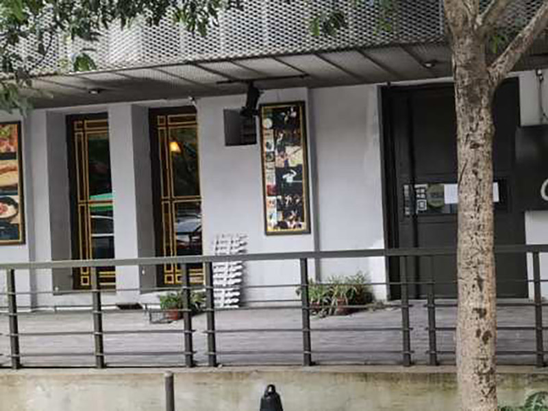 茶餐廳翻新裝修：合同簽訂前，要求施工方負責(zé)人列舉出施工進度表，人員安排表,施工現(xiàn)場保護措施等，并作好與物業(yè)三方面的溝通。簽訂裝修合同前投資人應(yīng)當(dāng)?shù)窖b修公司進行實地考察與洽談，驗證裝修公司裝修施工資質(zhì)和企業(yè)工商執(zhí)照。前期準備工作完畢后，準備開工，首先裝修設(shè)備機器和材料進場,辦好裝修人員進出證明，立好施工項目牌，做好施工現(xiàn)場圍欄和安全提示。初期主要是基礎(chǔ)建設(shè)和硬件打底，基礎(chǔ)管網(wǎng)的布設(shè)等。施工監(jiān)理現(xiàn)場裝修跟蹤，對于現(xiàn)場施工情況進行監(jiān)督與協(xié)調(diào)。