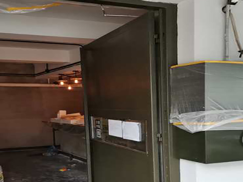 茶餐廳翻新裝修：合同簽訂前，要求施工方負責(zé)人列舉出施工進度表，人員安排表,施工現(xiàn)場保護措施等，并作好與物業(yè)三方面的溝通。簽訂裝修合同前投資人應(yīng)當(dāng)?shù)窖b修公司進行實地考察與洽談，驗證裝修公司裝修施工資質(zhì)和企業(yè)工商執(zhí)照。前期準備工作完畢后，準備開工，首先裝修設(shè)備機器和材料進場,辦好裝修人員進出證明，立好施工項目牌，做好施工現(xiàn)場圍欄和安全提示。初期主要是基礎(chǔ)建設(shè)和硬件打底，基礎(chǔ)管網(wǎng)的布設(shè)等。施工監(jiān)理現(xiàn)場裝修跟蹤，對于現(xiàn)場施工情況進行監(jiān)督與協(xié)調(diào)。