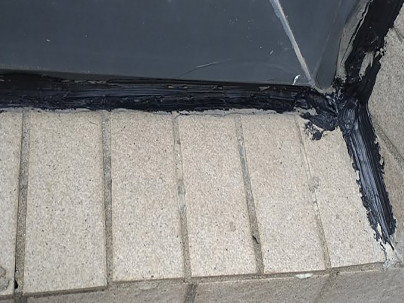 窗外縫隙防水維修:窗臺(tái)漏水的情況有很多，其中就有因?yàn)榇皯舯旧碣|(zhì)量問(wèn)題造成的漏水，還有可能是因?yàn)閴w與窗臺(tái)的縫隙造成的漏水情況，這個(gè)時(shí)候應(yīng)該將封信重新密封起來(lái)，將原有的密封物清除掉，使用耐候型玻璃膠將縫隙密封起來(lái)，然后再使用泥沙漿封死做防水。也可以從安裝窗戶的時(shí)候就開始做好防水準(zhǔn)備，將室外的窗臺(tái)做成順?biāo)?，外面的窗臺(tái)低于室內(nèi)窗臺(tái)板20毫米左右就好，而且金屬窗外框和室內(nèi)創(chuàng)天板之間的縫隙還是要使用質(zhì)量?jī)?yōu)質(zhì)的密封膠來(lái)封閉，確保水密性。這樣能夠很好預(yù)防漏水情況。