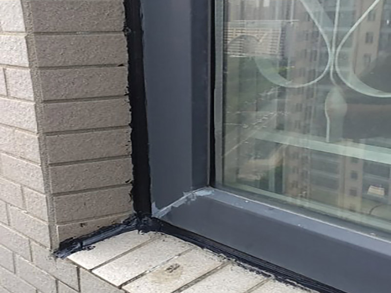 窗外縫隙防水維修:窗臺(tái)漏水的情況有很多，其中就有因?yàn)榇皯舯旧碣|(zhì)量問(wèn)題造成的漏水，還有可能是因?yàn)閴w與窗臺(tái)的縫隙造成的漏水情況，這個(gè)時(shí)候應(yīng)該將封信重新密封起來(lái)，將原有的密封物清除掉，使用耐候型玻璃膠將縫隙密封起來(lái)，然后再使用泥沙漿封死做防水。也可以從安裝窗戶的時(shí)候就開始做好防水準(zhǔn)備，將室外的窗臺(tái)做成順?biāo)?，外面的窗臺(tái)低于室內(nèi)窗臺(tái)板20毫米左右就好，而且金屬窗外框和室內(nèi)創(chuàng)天板之間的縫隙還是要使用質(zhì)量?jī)?yōu)質(zhì)的密封膠來(lái)封閉，確保水密性。這樣能夠很好預(yù)防漏水情況。