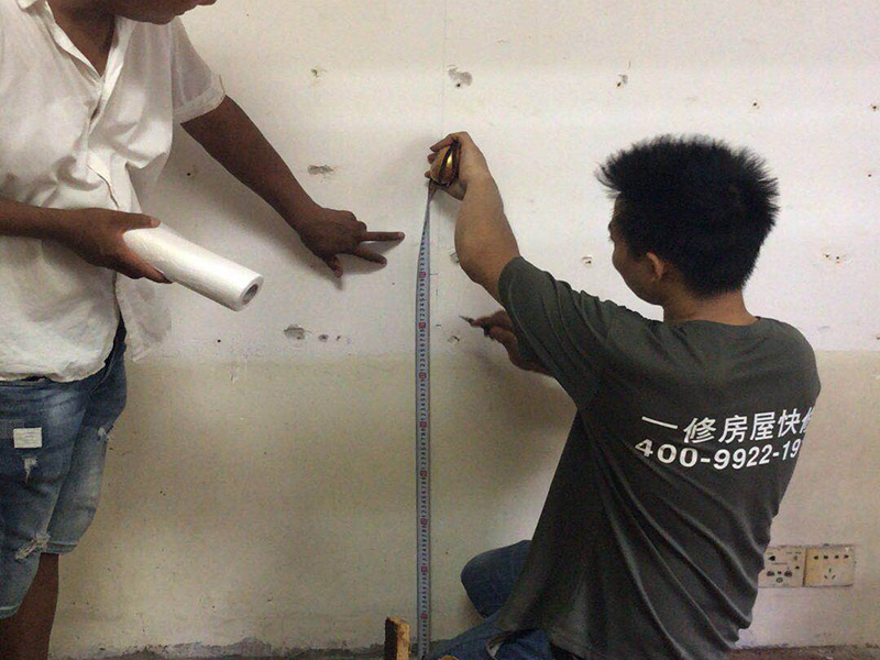 電視背景墻拆除:如果原墻是乳膠漆，且基礎(chǔ)強(qiáng)度較好，經(jīng)簡(jiǎn)單打毛修補(bǔ)后可以直接刷漆，但要注意不要破壞原墻漆膜的完整性，也不要用比原墻乳膠漆附著力好太多的乳膠漆，否則容易起皮脫落；如果原墻是刮瓷，則必須產(chǎn)掉重做，其實(shí)在這方面只要掌握一個(gè)原則，即同等性質(zhì)才能翻新，否則就必須重來(lái)。 如果原墻面的漆已經(jīng)不好了的話，再刷上乳膠漆會(huì)把以前的乳膠漆泡下來(lái)，可以選鮮呼吸SBS強(qiáng)力膠、鮮呼吸卓越型白膠，再刮一遍膩?zhàn)哟蚰ズ笤偎⑷槟z漆。另外，如果經(jīng)濟(jì)條件允許，而你對(duì)原墻質(zhì)量又不滿意的話，建議最好重做。因?yàn)閴γ娴奶幚硎钦麄€(gè)裝修過(guò)程中最骯臟的部分，千萬(wàn)不要圖省事，否則以后會(huì)很麻煩。